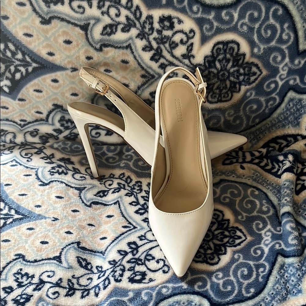 FOREVER 21 White Patten Leather Heels Elegant Design